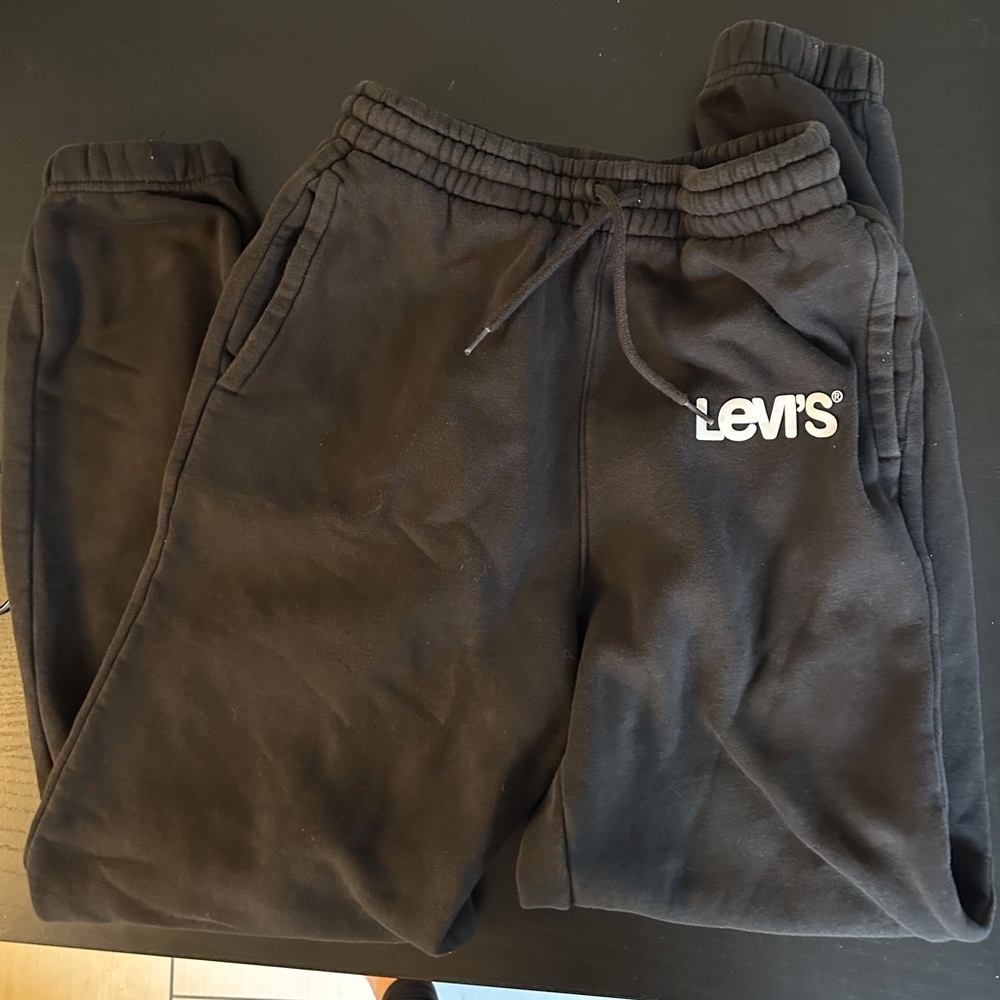 Black Levi’s sweatpants